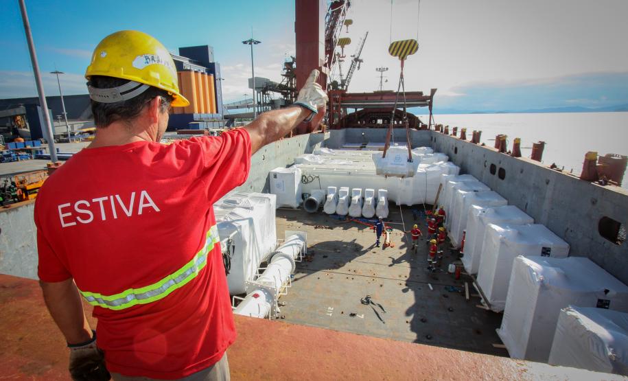 Todos os dias, em média, cerca de mil pessoas chegam para trabalhar no Porto de Paranaguá. São funcionários da empresa pública, servidores das empresas operadoras portuárias, motoristas, prestadores de serviços e trabalhadores portuários avulsos, os chamados TPAs. - Paranaguá, 30/04/2019 - Foto: Claudio Neves/APPA