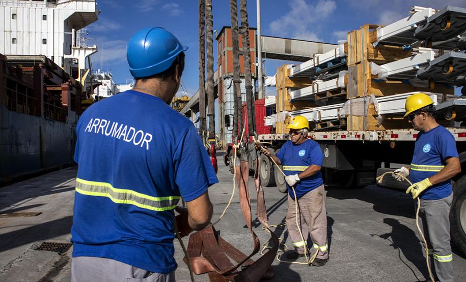 Todos os dias, em média, cerca de mil pessoas chegam para trabalhar no Porto de Paranaguá. São funcionários da empresa pública, servidores das empresas operadoras portuárias, motoristas, prestadores de serviços e trabalhadores portuários avulsos, os chamados TPAs. - Paranaguá, 30/04/2019 - Foto: Claudio Neves/APPA