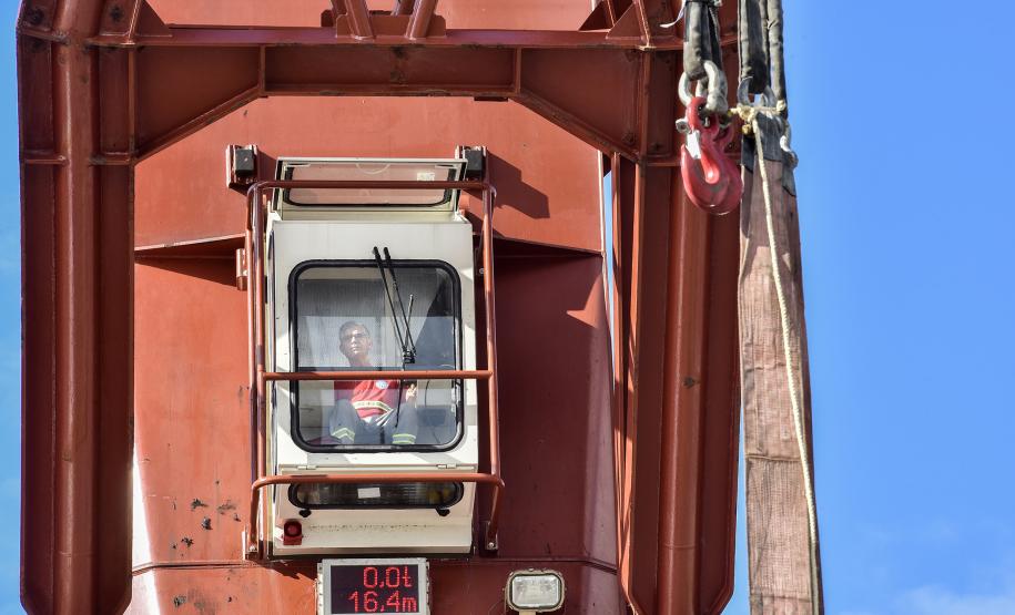 Todos os dias, em média, cerca de mil pessoas chegam para trabalhar no Porto de Paranaguá. São funcionários da empresa pública, servidores das empresas operadoras portuárias, motoristas, prestadores de serviços e trabalhadores portuários avulsos, os chamados TPAs. - Paranaguá, 30/04/2019 - Foto: Claudio Neves/APPA