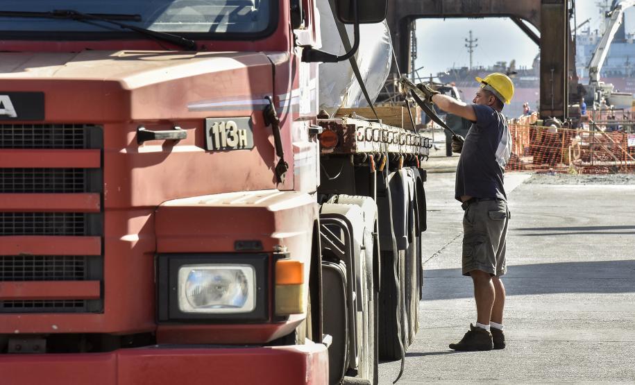 Todos os dias, em média, cerca de mil pessoas chegam para trabalhar no Porto de Paranaguá. São funcionários da empresa pública, servidores das empresas operadoras portuárias, motoristas, prestadores de serviços e trabalhadores portuários avulsos, os chamados TPAs. - Paranaguá, 30/04/2019 - Foto: Claudio Neves/APPA