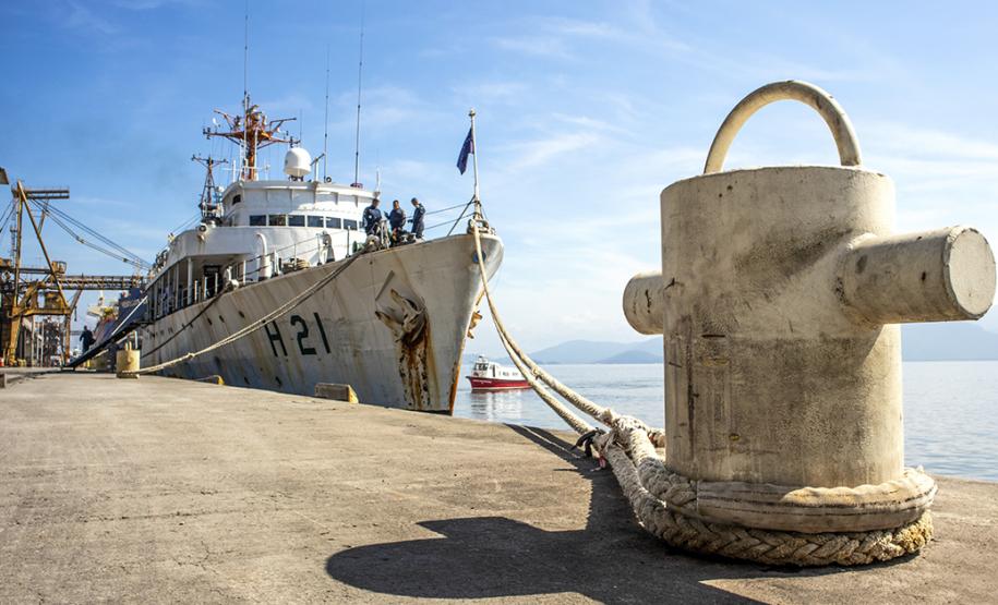 O navio Sirius (H-21), da Marinha do Brasil, está nas proximidades da Barra de Paranaguá para o levantamento hidrográfico que vai permitir a atualização de uma das Cartas Náuticas. Com o dados atualizados, a navegação ficará mais segura na região. Com mais segurança, também existem os ganhos operacionais nos Portos do Paraná. Foto: Claudio Neves/APPA