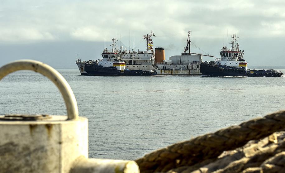 O navio Sirius (H-21), da Marinha do Brasil, está nas proximidades da Barra de Paranaguá para o levantamento hidrográfico que vai permitir a atualização de uma das Cartas Náuticas. Com o dados atualizados, a navegação ficará mais segura na região. Com mais segurança, também existem os ganhos operacionais nos Portos do Paraná. Foto: Claudio Neves/APPA