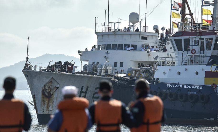 O navio Sirius (H-21), da Marinha do Brasil, está nas proximidades da Barra de Paranaguá para o levantamento hidrográfico que vai permitir a atualização de uma das Cartas Náuticas. Com o dados atualizados, a navegação ficará mais segura na região. Com mais segurança, também existem os ganhos operacionais nos Portos do Paraná. Foto: Claudio Neves/APPA