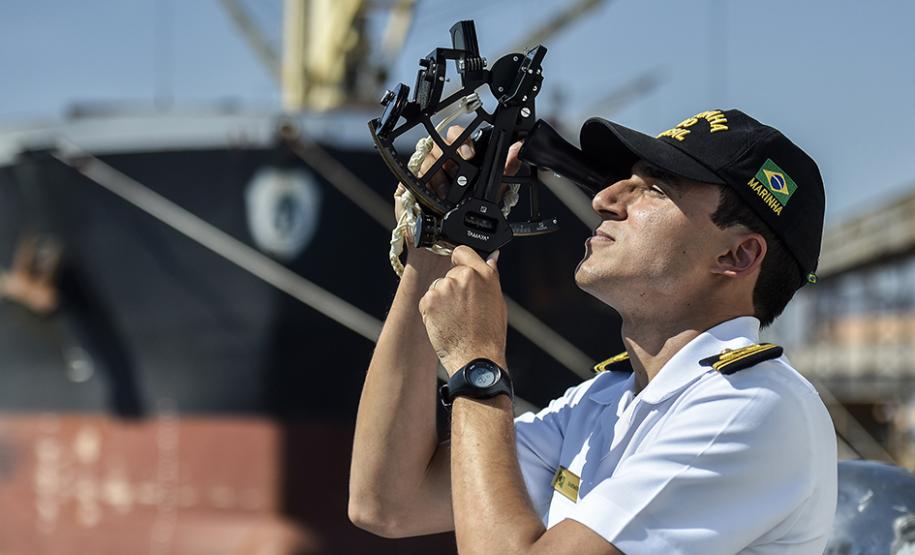 O navio Sirius (H-21), da Marinha do Brasil, está nas proximidades da Barra de Paranaguá para o levantamento hidrográfico que vai permitir a atualização de uma das Cartas Náuticas. Com o dados atualizados, a navegação ficará mais segura na região. Com mais segurança, também existem os ganhos operacionais nos Portos do Paraná. Foto: Claudio Neves/APPA