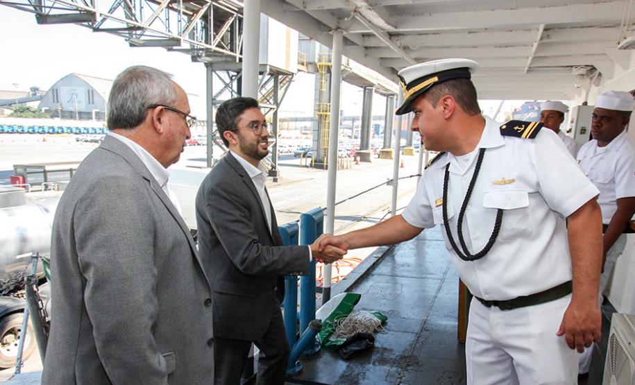 O navio Sirius (H-21), da Marinha do Brasil, está nas proximidades da Barra de Paranaguá para o levantamento hidrográfico que vai permitir a atualização de uma das Cartas Náuticas. Com o dados atualizados, a navegação ficará mais segura na região. Com mais segurança, também existem os ganhos operacionais nos Portos do Paraná. Foto: Claudio Neves/APPA