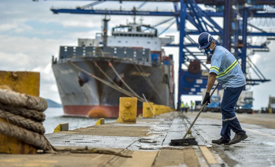 Os Portos do Paraná vão usar a partir deste mês um sistema eletrônico de rastreamento nos veículos que fazem o transporte de caçambas com os resíduos sólidos produzidos no cais, no pátio de triagem e no entorno da área portuária. Foto: Claudio Neves/APPA