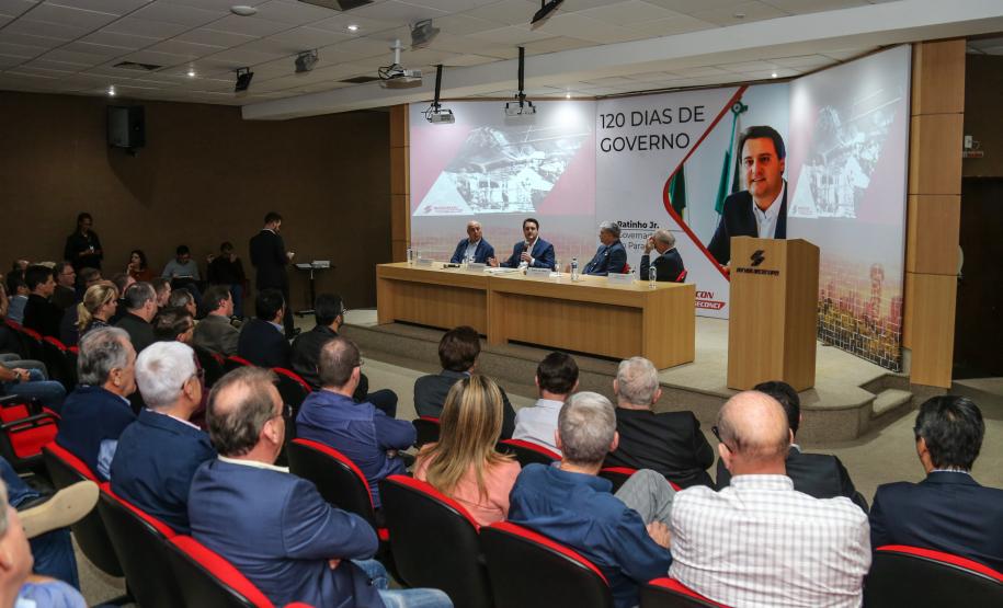 O governador Carlos Massa Ratinho Junior participa de reunião com associados do Sinduscon-PR nesta terça-feira (7) apresentando um balanço dos 120 dias de gestão do Estado. Curitiba, 07/05/2019 - Foto: Geraldo Bubniak/ANPr