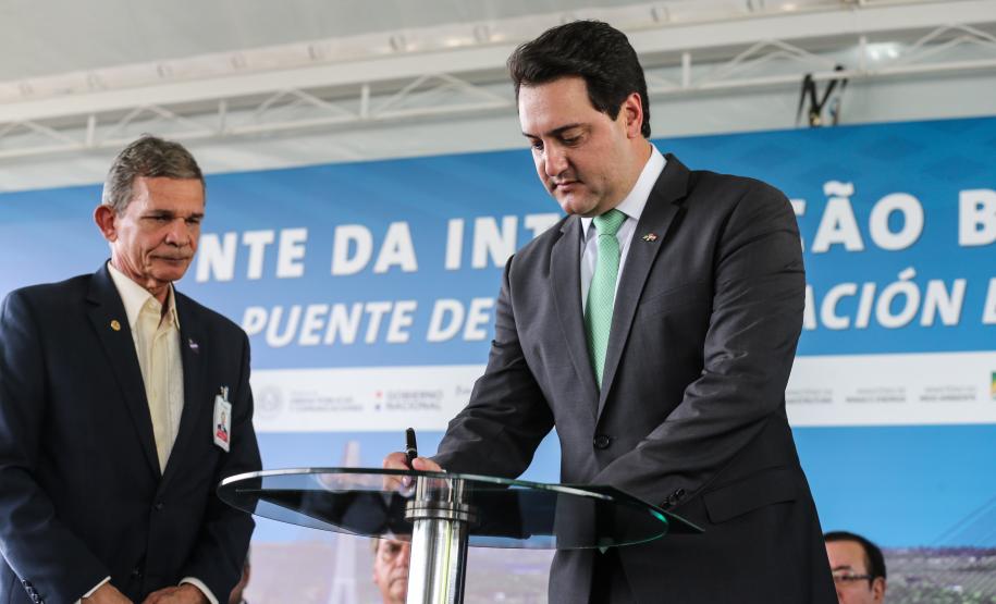 O governador Carlos Massa Ratinho Junior recebe em Foz do Iguaçu, o presidente Jair Bolsonaro e o presidente do Paraguai Mario Abdo Benítez para o lançamento da pedra fundamental da segunda ponte entre Brasil e Paraguai, em cerimônia no Marco das Três Fronteiras, nesta sexta-feira (10). Foz do Iguaçu, 10/05/2019 - Foto: Geraldo Bubniak/ANPr