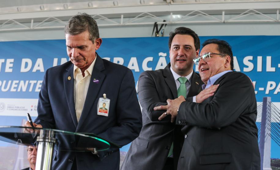 O governador Carlos Massa Ratinho Junior recebe em Foz do Iguaçu, o presidente Jair Bolsonaro e o presidente do Paraguai Mario Abdo Benítez para o lançamento da pedra fundamental da segunda ponte entre Brasil e Paraguai, em cerimônia no Marco das Três Fronteiras, nesta sexta-feira (10). Foz do Iguaçu, 10/05/2019 - Foto: Geraldo Bubniak/ANPr