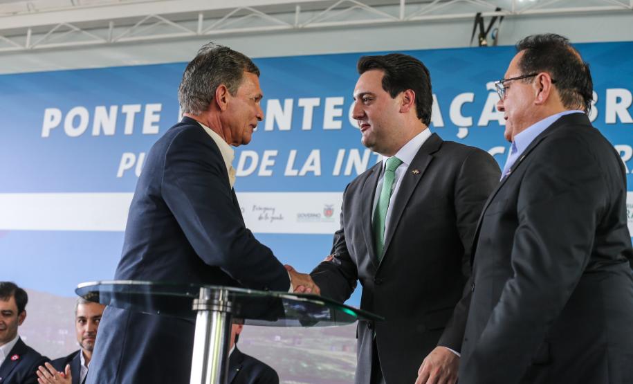 O governador Carlos Massa Ratinho Junior recebe em Foz do Iguaçu, o presidente Jair Bolsonaro e o presidente do Paraguai Mario Abdo Benítez para o lançamento da pedra fundamental da segunda ponte entre Brasil e Paraguai, em cerimônia no Marco das Três Fronteiras, nesta sexta-feira (10). Foz do Iguaçu, 10/05/2019 - Foto: Geraldo Bubniak/ANPr
