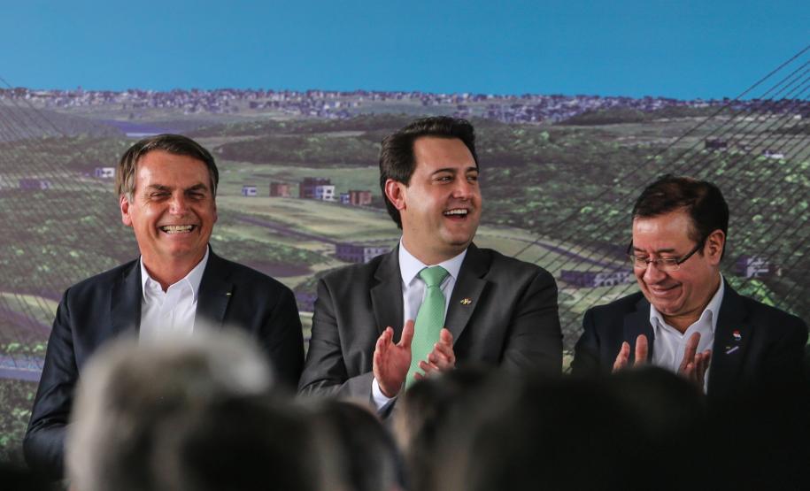 O governador Carlos Massa Ratinho Junior recebe em Foz do Iguaçu, o presidente Jair Bolsonaro e o presidente do Paraguai Mario Abdo Benítez para o lançamento da pedra fundamental da segunda ponte entre Brasil e Paraguai, em cerimônia no Marco das Três Fronteiras, nesta sexta-feira (10). Foz do Iguaçu, 10/05/2019 - Foto: Geraldo Bubniak/ANPr
