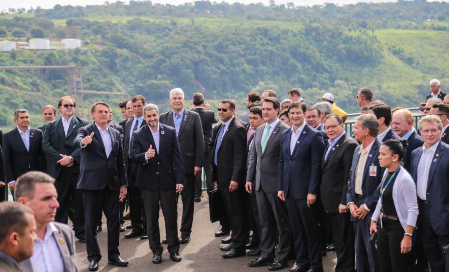 O governador Carlos Massa Ratinho Junior recebe em Foz do Iguaçu, o presidente Jair Bolsonaro e o presidente do Paraguai Mario Abdo Benítez para o lançamento da pedra fundamental da segunda ponte entre Brasil e Paraguai, em cerimônia no Marco das Três Fronteiras, nesta sexta-feira (10). Foz do Iguaçu, 10/05/2019 - Foto: Geraldo Bubniak/ANPr