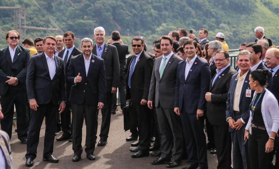 O governador Carlos Massa Ratinho Junior recebe em Foz do Iguaçu, o presidente Jair Bolsonaro e o presidente do Paraguai Mario Abdo Benítez para o lançamento da pedra fundamental da segunda ponte entre Brasil e Paraguai, em cerimônia no Marco das Três Fronteiras, nesta sexta-feira (10). Foz do Iguaçu, 10/05/2019 - Foto: Geraldo Bubniak/ANPr
