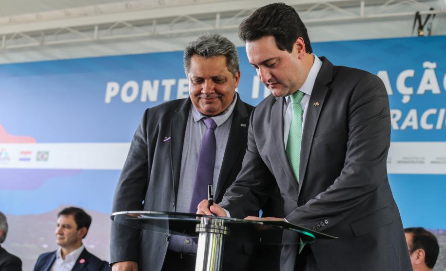 O governador Carlos Massa Ratinho Junior recebe em Foz do Iguaçu, o presidente Jair Bolsonaro e o presidente do Paraguai Mario Abdo Benítez para o lançamento da pedra fundamental da segunda ponte entre Brasil e Paraguai, em cerimônia no Marco das Três Fronteiras, nesta sexta-feira (10). Foz do Iguaçu, 10/05/2019 - Foto: Geraldo Bubniak/ANPr