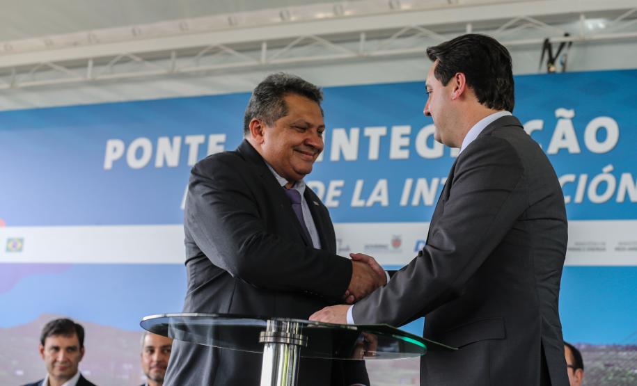 O governador Carlos Massa Ratinho Junior recebe em Foz do Iguaçu, o presidente Jair Bolsonaro e o presidente do Paraguai Mario Abdo Benítez para o lançamento da pedra fundamental da segunda ponte entre Brasil e Paraguai, em cerimônia no Marco das Três Fronteiras, nesta sexta-feira (10). Foz do Iguaçu, 10/05/2019 - Foto: Geraldo Bubniak/ANPr