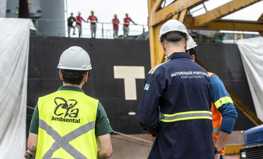 Os Portos do Paraná usam a partir desta segunda-feira (13) uma ferramenta gerencial para identificar o comportamento do trabalhador nas áreas portuárias e relacioná-lo com o potencial de risco de acidentes. É o Índice de Segurança Portuária (ISP), que faz parte do Programa de Prevenção e Redução de Acidentes, Incidentes e Desvios.Foto: Claudio Neves/APPA