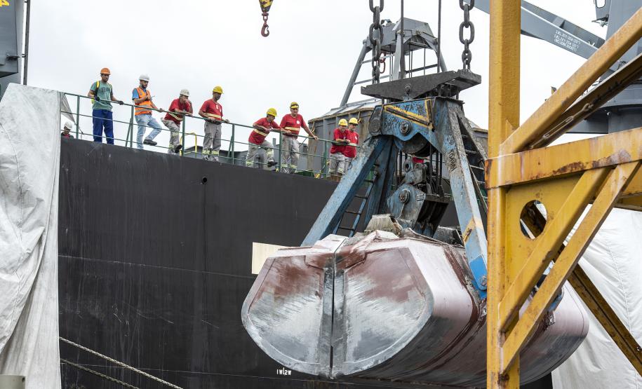 Os Portos do Paraná usam a partir desta segunda-feira (13) uma ferramenta gerencial para identificar o comportamento do trabalhador nas áreas portuárias e relacioná-lo com o potencial de risco de acidentes. É o Índice de Segurança Portuária (ISP), que faz parte do Programa de Prevenção e Redução de Acidentes, Incidentes e Desvios.Foto: Claudio Neves/APPA