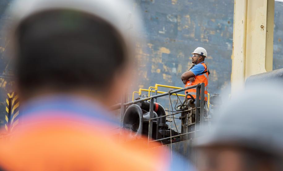 Os Portos do Paraná usam a partir desta segunda-feira (13) uma ferramenta gerencial para identificar o comportamento do trabalhador nas áreas portuárias e relacioná-lo com o potencial de risco de acidentes. É o Índice de Segurança Portuária (ISP), que faz parte do Programa de Prevenção e Redução de Acidentes, Incidentes e Desvios.Foto: Claudio Neves/APPA