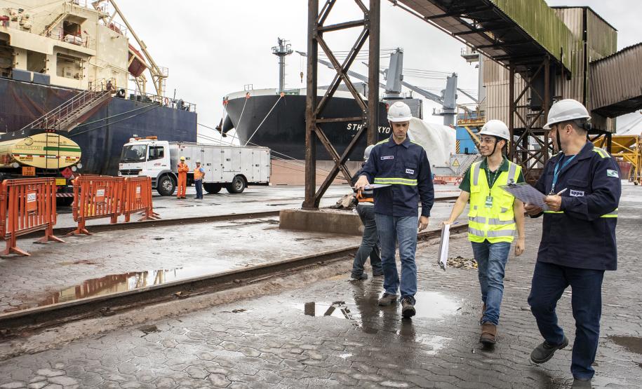 Os Portos do Paraná usam a partir desta segunda-feira (13) uma ferramenta gerencial para identificar o comportamento do trabalhador nas áreas portuárias e relacioná-lo com o potencial de risco de acidentes. É o Índice de Segurança Portuária (ISP), que faz parte do Programa de Prevenção e Redução de Acidentes, Incidentes e Desvios.Foto: Claudio Neves/APPA