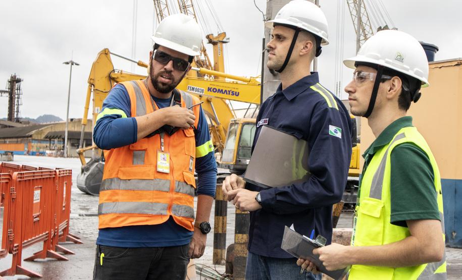 Os Portos do Paraná usam a partir desta segunda-feira (13) uma ferramenta gerencial para identificar o comportamento do trabalhador nas áreas portuárias e relacioná-lo com o potencial de risco de acidentes. É o Índice de Segurança Portuária (ISP), que faz parte do Programa de Prevenção e Redução de Acidentes, Incidentes e Desvios.Foto: Claudio Neves/APPA