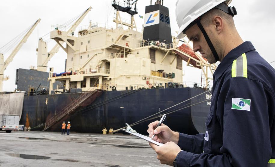 Os Portos do Paraná usam a partir desta segunda-feira (13) uma ferramenta gerencial para identificar o comportamento do trabalhador nas áreas portuárias e relacioná-lo com o potencial de risco de acidentes. É o Índice de Segurança Portuária (ISP), que faz parte do Programa de Prevenção e Redução de Acidentes, Incidentes e Desvios.Foto: Claudio Neves/APPA