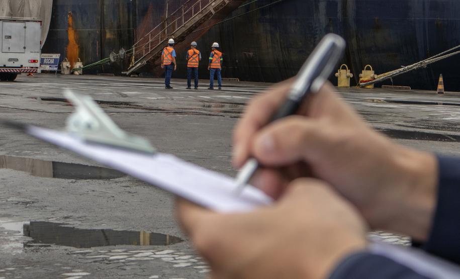 Os Portos do Paraná usam a partir desta segunda-feira (13) uma ferramenta gerencial para identificar o comportamento do trabalhador nas áreas portuárias e relacioná-lo com o potencial de risco de acidentes. É o Índice de Segurança Portuária (ISP), que faz parte do Programa de Prevenção e Redução de Acidentes, Incidentes e Desvios.Foto: Claudio Neves/APPA