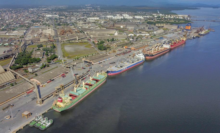 O Governo do Paraná lançou o edital para remoção de formações rochosas que são obstáculos para a navegação na entrada do Porto de Paranaguá. A obra, chamada de derrocagem, é aguardada há décadas pela comunidade portuária e vai permitir que os portos paranaenses recebam navios maiores, com capacidade de carga superior. Foto: José Fernando Ogura/ANPr