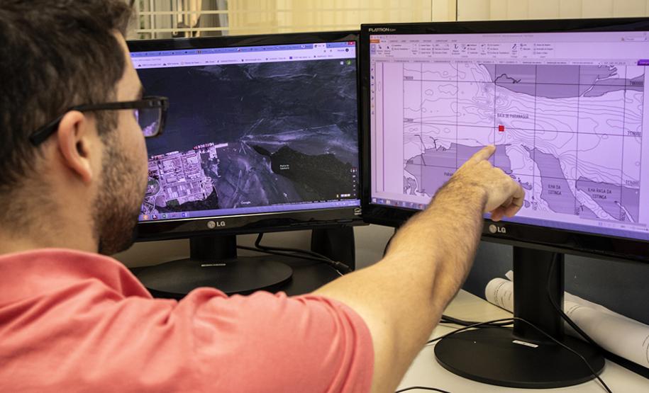 O Governo do Paraná lançou, esta semana, o edital para remoção de formações rochosas que são obstáculos para a navegação na entrada do Porto de Paranaguá. Na imagem, o engenheiro José Mário Batista Cunha, do Núcleo do Mar, da Diretoria de Engenharia e Manutenção dos Portos do Paraná, mostra a localização das rochas. Ele é um dos responsáveis pelo processo. Foto: Claudio Neves/APPA