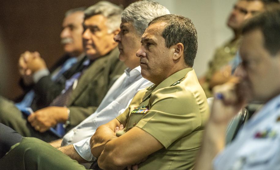 Os Portos do Paraná receberam nesta quinta-feira (23) alunos militares e civis da Escola Superior de Guerra (ESG), do Ministério da Defesa, participantes do Curso de Logística e Mobilização Nacional. Além de assistir a uma palestra sobre as atividades portuárias no Estado, o grupo visitou o cais do Porto de Paranaguá. Foto: Claudio Neves/Appa