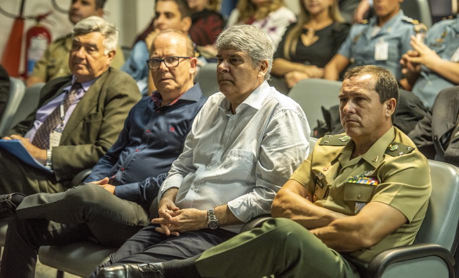 Os Portos do Paraná receberam nesta quinta-feira (23) alunos militares e civis da Escola Superior de Guerra (ESG), do Ministério da Defesa, participantes do Curso de Logística e Mobilização Nacional. Além de assistir a uma palestra sobre as atividades portuárias no Estado, o grupo visitou o cais do Porto de Paranaguá. Foto: Claudio Neves/Appa