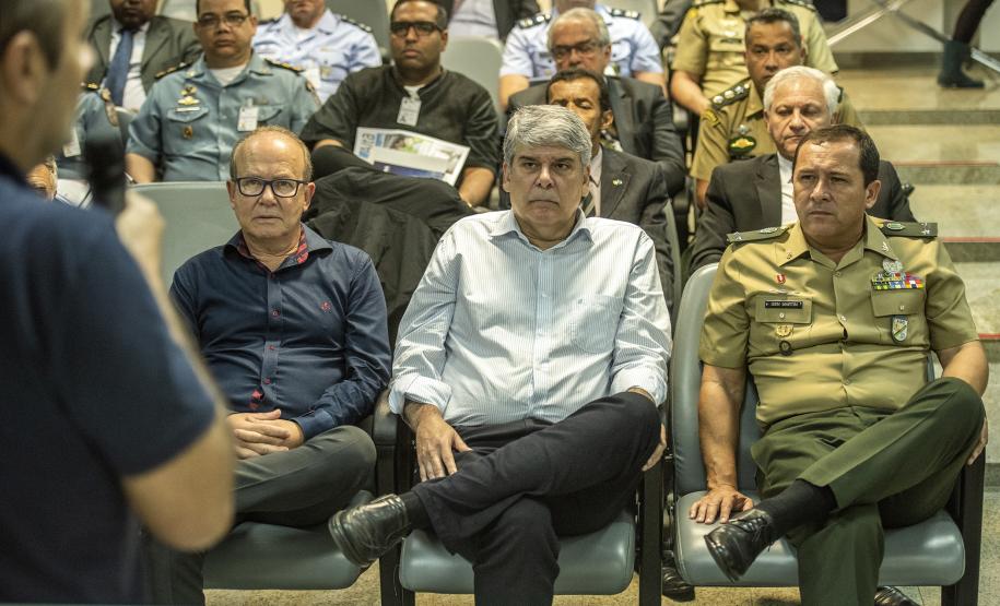 Os Portos do Paraná receberam nesta quinta-feira (23) alunos militares e civis da Escola Superior de Guerra (ESG), do Ministério da Defesa, participantes do Curso de Logística e Mobilização Nacional. Além de assistir a uma palestra sobre as atividades portuárias no Estado, o grupo visitou o cais do Porto de Paranaguá. Foto: Claudio Neves/Appa