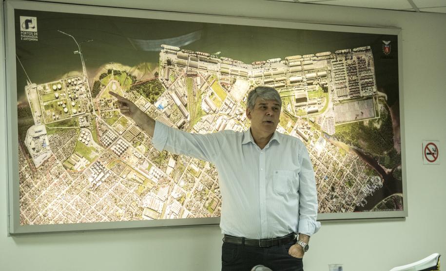 Os Portos do Paraná receberam nesta quinta-feira (23) alunos militares e civis da Escola Superior de Guerra (ESG), do Ministério da Defesa, participantes do Curso de Logística e Mobilização Nacional. Além de assistir a uma palestra sobre as atividades portuárias no Estado, o grupo visitou o cais do Porto de Paranaguá. Foto: Claudio Neves/Appa