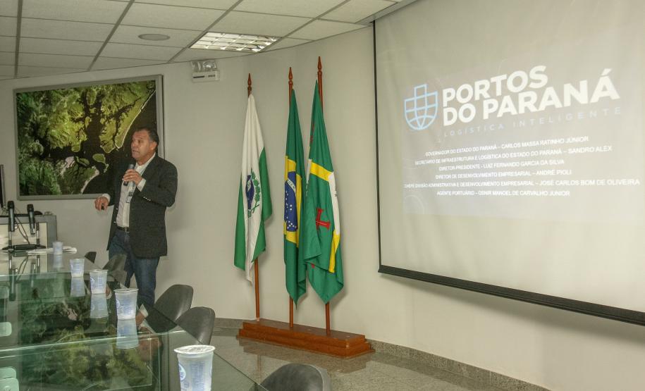 Os Portos do Paraná receberam nesta quinta-feira (23) alunos militares e civis da Escola Superior de Guerra (ESG), do Ministério da Defesa, participantes do Curso de Logística e Mobilização Nacional. Além de assistir a uma palestra sobre as atividades portuárias no Estado, o grupo visitou o cais do Porto de Paranaguá. Foto: Claudio Neves/Appa