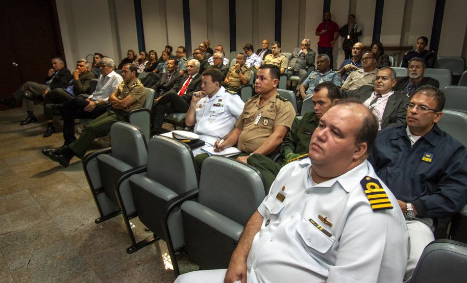 Os Portos do Paraná receberam nesta quinta-feira (23) alunos militares e civis da Escola Superior de Guerra (ESG), do Ministério da Defesa, participantes do Curso de Logística e Mobilização Nacional. Além de assistir a uma palestra sobre as atividades portuárias no Estado, o grupo visitou o cais do Porto de Paranaguá. Foto: Claudio Neves/Appa