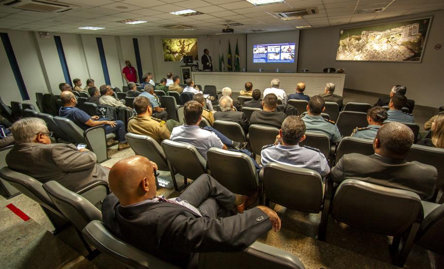 Os Portos do Paraná receberam nesta quinta-feira (23) alunos militares e civis da Escola Superior de Guerra (ESG), do Ministério da Defesa, participantes do Curso de Logística e Mobilização Nacional. Além de assistir a uma palestra sobre as atividades portuárias no Estado, o grupo visitou o cais do Porto de Paranaguá. Foto: Claudio Neves/Appa