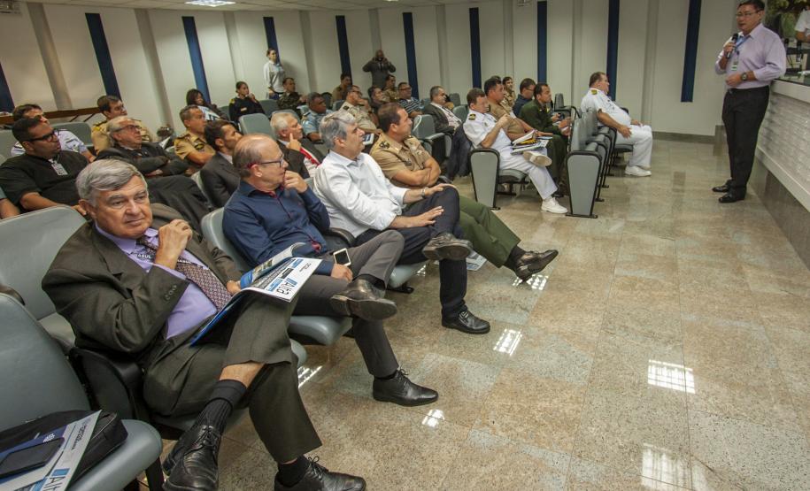Os Portos do Paraná receberam nesta quinta-feira (23) alunos militares e civis da Escola Superior de Guerra (ESG), do Ministério da Defesa, participantes do Curso de Logística e Mobilização Nacional. Além de assistir a uma palestra sobre as atividades portuárias no Estado, o grupo visitou o cais do Porto de Paranaguá. Foto: Claudio Neves/Appa