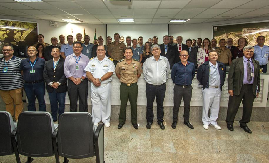 Os Portos do Paraná receberam nesta quinta-feira (23) alunos militares e civis da Escola Superior de Guerra (ESG), do Ministério da Defesa, participantes do Curso de Logística e Mobilização Nacional. Além de assistir a uma palestra sobre as atividades portuárias no Estado, o grupo visitou o cais do Porto de Paranaguá. Foto: Claudio Neves/Appa