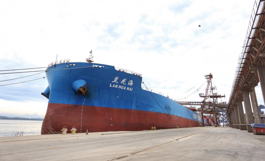 O Porto de Paranaguá vai movimentar nesta semana a maior quantidade de grãos para exportação da história. O navio chinês Lan Hua Hai chega nesta segunda-feira (27) no porto paranaense e vai receber 90 mil toneladas de farelo de soja - o equivalente a cerca de 2,5 mil carretas carregadas. A previsão é que a operação dure quatro dias. - Paranaguá, 28/05/2019 - Foto: José Fernando Ogura/ANPr