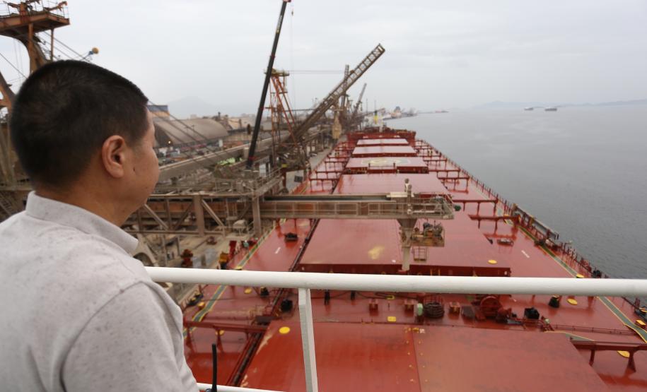 O Porto de Paranaguá vai movimentar nesta semana a maior quantidade de grãos para exportação da história. O navio chinês Lan Hua Hai chega nesta segunda-feira (27) no porto paranaense e vai receber 90 mil toneladas de farelo de soja ? o equivalente a cerca de 2,5 mil carretas carregadas. A previsão é que a operação dure quatro dias. - Paranaguá, 28/05/2019 - Foto: José Fernando Ogura/ANPr