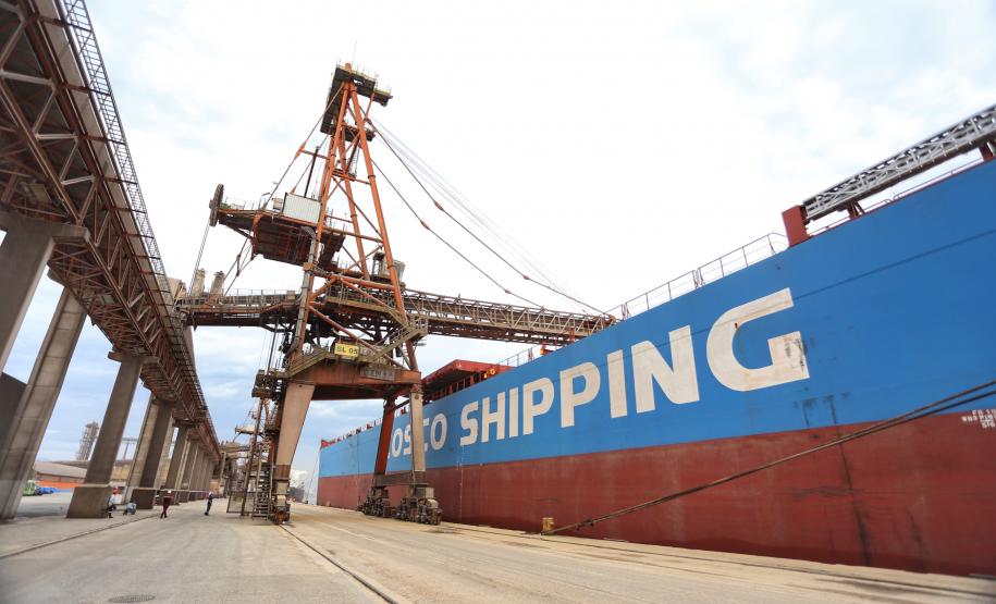 O Porto de Paranaguá vai movimentar nesta semana a maior quantidade de grãos para exportação da história. O navio chinês Lan Hua Hai chega nesta segunda-feira (27) no porto paranaense e vai receber 90 mil toneladas de farelo de soja ? o equivalente a cerca de 2,5 mil carretas carregadas. A previsão é que a operação dure quatro dias. - Paranaguá, 28/05/2019 - Foto: José Fernando Ogura/ANPr