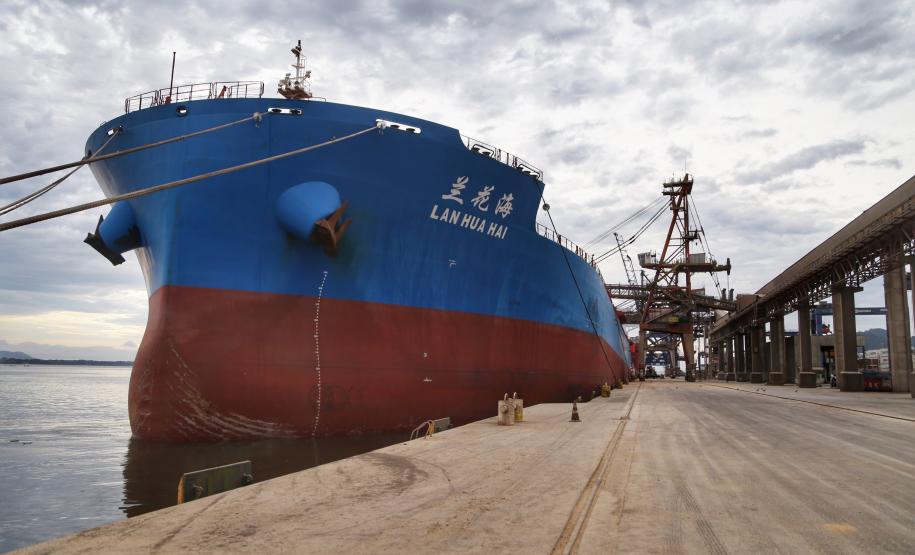 O Porto de Paranaguá vai movimentar nesta semana a maior quantidade de grãos para exportação da história. O navio chinês Lan Hua Hai chega nesta segunda-feira (27) no porto paranaense e vai receber 90 mil toneladas de farelo de soja ? o equivalente a cerca de 2,5 mil carretas carregadas. A previsão é que a operação dure quatro dias. - Paranaguá, 28/05/2019 - Foto: José Fernando Ogura/ANPr