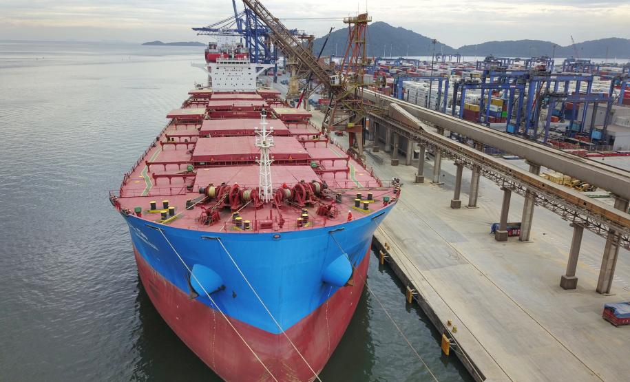 O Porto de Paranaguá vai movimentar nesta semana a maior quantidade de grãos para exportação da história. O navio chinês Lan Hua Hai chega nesta segunda-feira (27) no porto paranaense e vai receber 90 mil toneladas de farelo de soja ? o equivalente a cerca de 2,5 mil carretas carregadas. A previsão é que a operação dure quatro dias. - Paranaguá, 28/05/2019 - Foto: José Fernando Ogura/ANPr