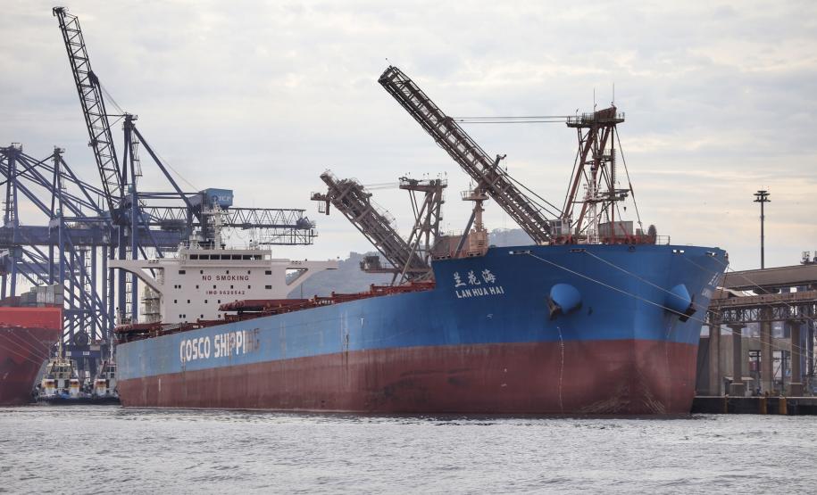 O Porto de Paranaguá vai movimentar nesta semana a maior quantidade de grãos para exportação da história. O navio chinês Lan Hua Hai chega nesta segunda-feira (27) no porto paranaense e vai receber 90 mil toneladas de farelo de soja ? o equivalente a cerca de 2,5 mil carretas carregadas. A previsão é que a operação dure quatro dias. - Paranaguá, 28/05/2019 - Foto: José Fernando Ogura/ANPr