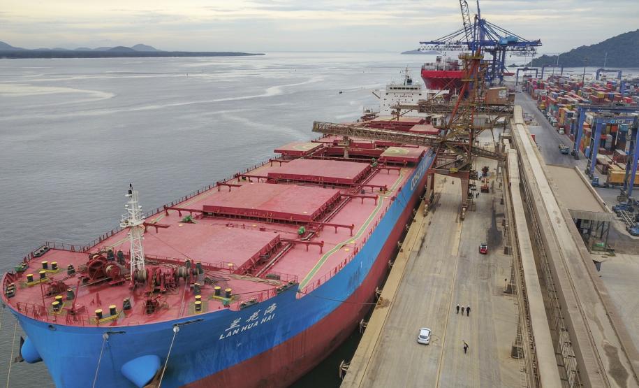 O Porto de Paranaguá vai movimentar nesta semana a maior quantidade de grãos para exportação da história. O navio chinês Lan Hua Hai chega nesta segunda-feira (27) no porto paranaense e vai receber 90 mil toneladas de farelo de soja ? o equivalente a cerca de 2,5 mil carretas carregadas. A previsão é que a operação dure quatro dias. - Paranaguá, 28/05/2019 - Foto: José Fernando Ogura/ANPr