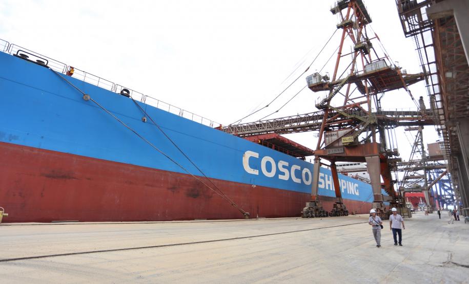 O Porto de Paranaguá vai movimentar nesta semana a maior quantidade de grãos para exportação da história. O navio chinês Lan Hua Hai chega nesta segunda-feira (27) no porto paranaense e vai receber 90 mil toneladas de farelo de soja ? o equivalente a cerca de 2,5 mil carretas carregadas. A previsão é que a operação dure quatro dias. - Paranaguá, 28/05/2019 - Foto: José Fernando Ogura/ANPr