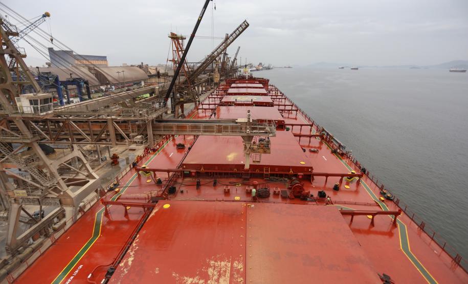 O Porto de Paranaguá vai movimentar nesta semana a maior quantidade de grãos para exportação da história. O navio chinês Lan Hua Hai chega nesta segunda-feira (27) no porto paranaense e vai receber 90 mil toneladas de farelo de soja ? o equivalente a cerca de 2,5 mil carretas carregadas. A previsão é que a operação dure quatro dias. - Paranaguá, 28/05/2019 - Foto: José Fernando Ogura/ANPr