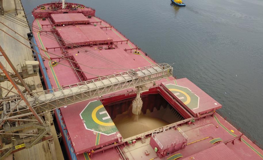 O Porto de Paranaguá vai movimentar nesta semana a maior quantidade de grãos para exportação da história. O navio chinês Lan Hua Hai chega nesta segunda-feira (27) no porto paranaense e vai receber 90 mil toneladas de farelo de soja ? o equivalente a cerca de 2,5 mil carretas carregadas. A previsão é que a operação dure quatro dias. - Paranaguá, 28/05/2019 - Foto: José Fernando Ogura/ANPr