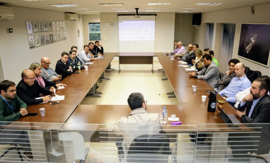 A diretoria-executiva dos Portos do Paraná debateu nesta sexta-feira (31) a retomada de investimentos no Porto de Antonina. Equipes das diretorias de engenharia, meio ambiente, empresarial, administrativa-financeira e jurídica visitaram a sede Barão de Teffé e o Terminal Portuário Ponta do Felix (TPPF). Foto; APPA