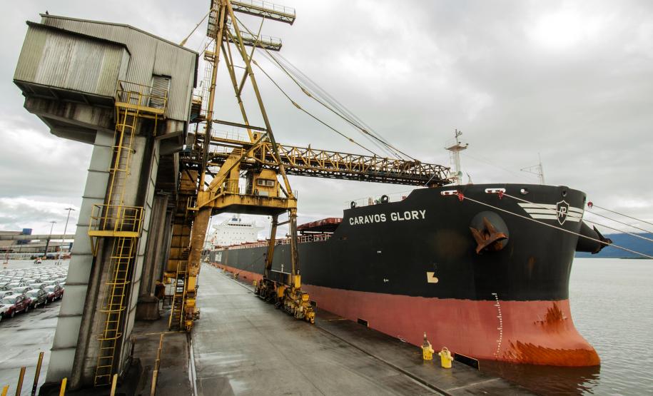 O Porto de Paranaguá registrou nova movimentação recorde. Desta vez, no embarque de açúcar a granel pelo berço 204. Um único navio - o Caravos Glory, das Ilhas Marschall (Oceania) - levará uma carga de 58.175 toneladas para o Oriente Médio. A média dos carregamentos no local geralmente fica entre 40 e 45 mil toneladas. - Paranaguá, 03/06/2019 - Foto: Cláudio Neves/APPA
