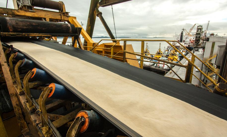 O Porto de Paranaguá registrou nova movimentação recorde. Desta vez, no embarque de açúcar a granel pelo berço 204. Um único navio - o Caravos Glory, das Ilhas Marschall (Oceania) - levará uma carga de 58.175 toneladas para o Oriente Médio. A média dos carregamentos no local geralmente fica entre 40 e 45 mil toneladas. - Paranaguá, 03/06/2019 - Foto: Cláudio Neves/APPA